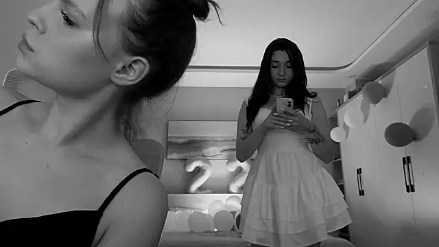 Snapshot of MoonkissGirls chatting on May 2026 11:45:02 PM MoonkissGirls online show from May 2026 11:45:02 PM