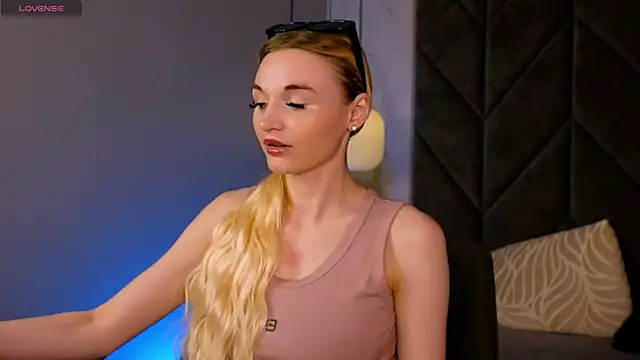 Mila  Lux online show from May 2026 01:48:02 PM