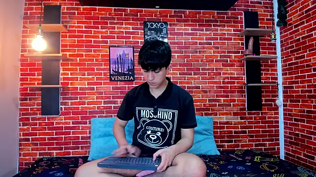 Snapshot of Hoot_boyss_ chatting on June 2026 08:15:02 PM Hoot boyss online show from June 2026 08:15:02 PM
