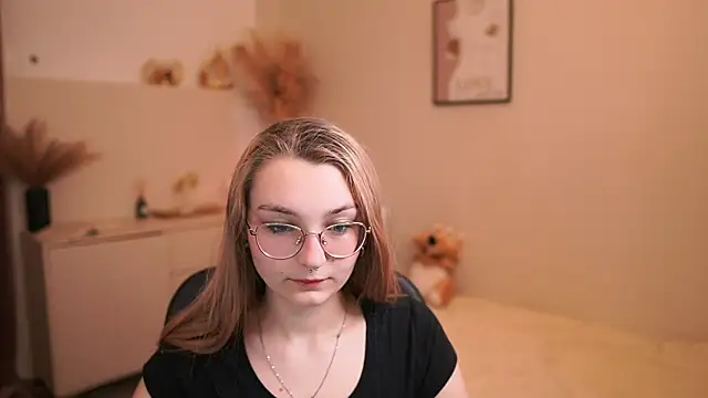 Snapshot of Sophielux18 chatting on May 2026 12:31:02 PM Sophielux18 online show from May 2026 12:31:02 PM