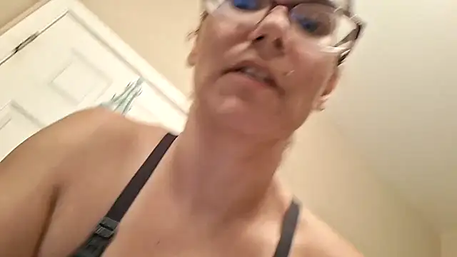 MamaBee88 online show from May 2026 07:58:01 AM