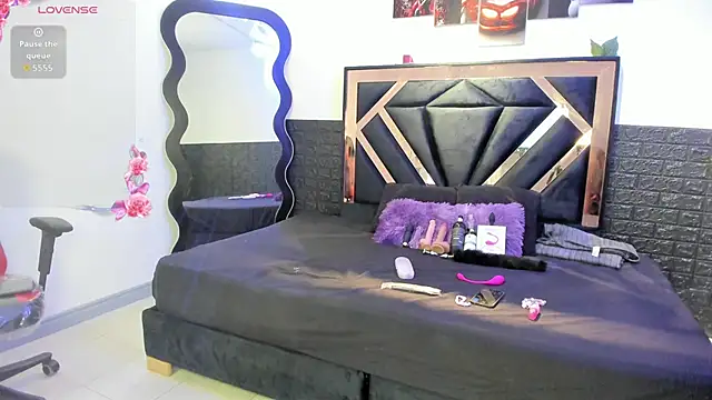Queen Jen online show from June 2026 08:03:01 PM