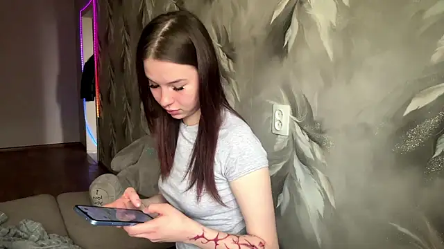 Snapshot of FreyaGray chatting on May 2026 12:24:01 PM FreyaGray online show from May 2026 12:24:01 PM