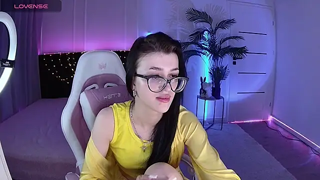 Snapshot of Ariella_Me chatting on June 2026 06:52:02 AM Ariella Me online show from June 2026 06:52:02 AM
