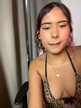 Ryliaaa online show from July 2026 06:45:02 PM