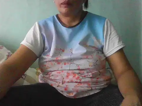 Snapshot of momshe2026 chatting on July 2026 08:43:01 AM momshe2026 online show from July 2026 08:43:01 AM