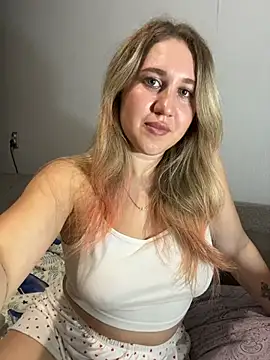 Snapshot of MarieHeartt chatting on July 2026 05:27:01 PM MarieHeartt online show from July 2026 05:27:01 PM