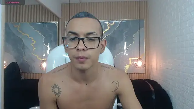 maximiliano hotdevil online show from May 2026 05:02:02 AM