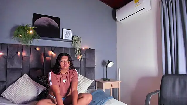 AmeliaLaurent  online show from June 2026 11:45:02 AM