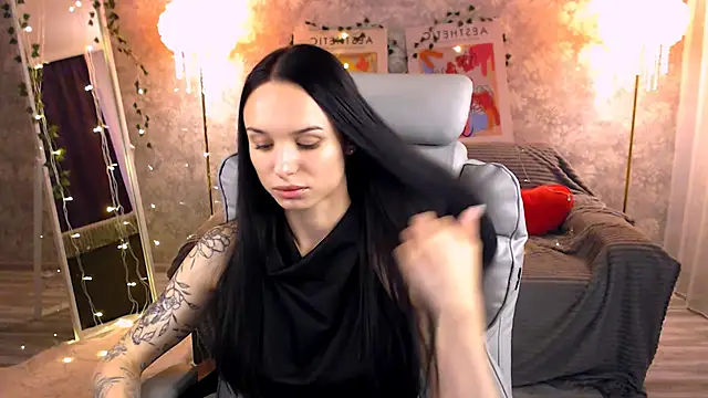 NicoleMerz online show from June 2026 04:00:01 PM