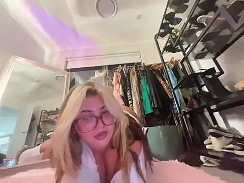 Snapshot of luckygigi chatting on May 2026 06:09:01 PM luckygigi online show from May 2026 06:09:01 PM