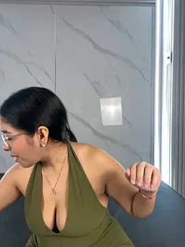 ValentinaLuciana online show from June 2026 01:10:01 PM