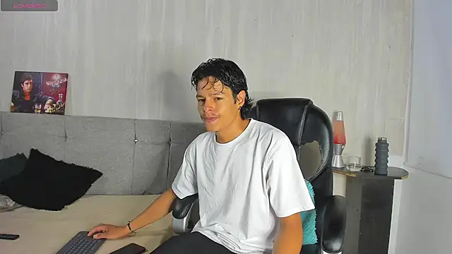 Snapshot of tommyhot7 chatting on June 2026 08:35:02 PM tommyhot7 online show from June 2026 08:35:02 PM