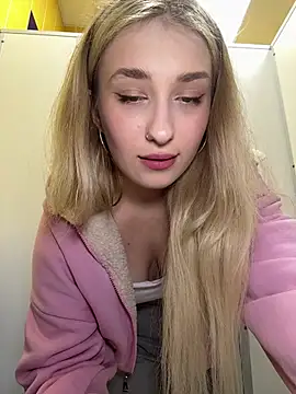Snapshot of Polly_Pop chatting on July 2026 01:51:02 PM Polly Pop online show from July 2026 01:51:02 PM