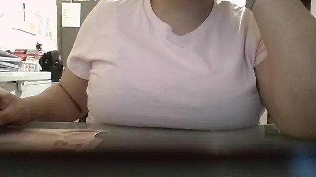 Snapshot of Curvy_Queen_MX chatting on June 2026 01:17:01 AM Curvy Queen MX online show from June 2026 01:17:01 AM