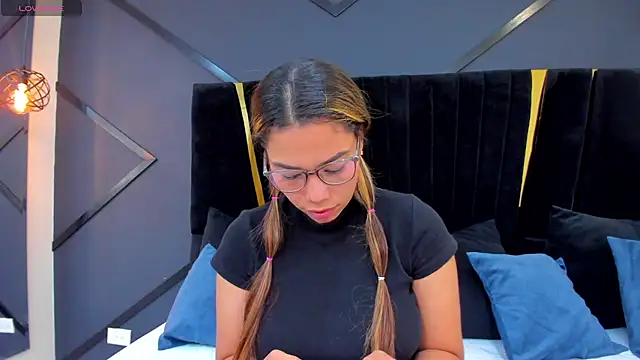 Snapshot of esther_xo chatting on July 2026 04:36:01 AM esther xo online show from July 2026 04:36:01 AM