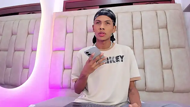 Snapshot of Cuteboyhenrik_os chatting on July 2026 03:13:01 AM Cuteboyhenrik os online show from July 2026 03:13:01 AM