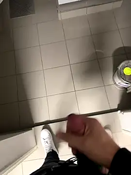 Snapshot of swissboy22 chatting on October 2025 10:33:01 PM swissboy22 online show from October 2025 10:33:01 PM