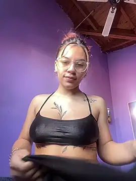 Miaperezz19 online show from August 2026 05:37:02 PM