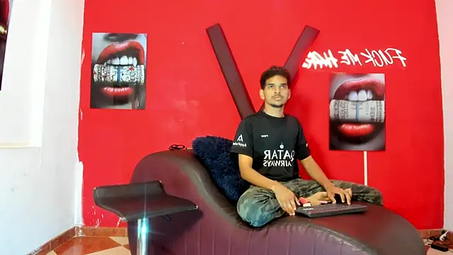 ROMMIE HOT1 online show from August 2026 07:10:01 AM