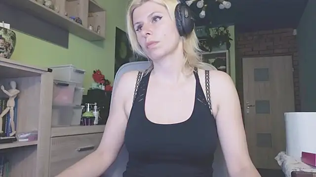 karmija online show from May 2026 09:42:01 PM