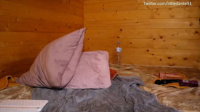 Snapshot of LittleMe97 chatting on January 2025 02:38:02 PM LittleMe97 online show from January 2025 02:38:02 PM