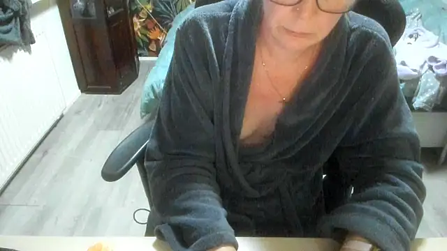 minoesje37 online show from December 2025 08:27:02 PM