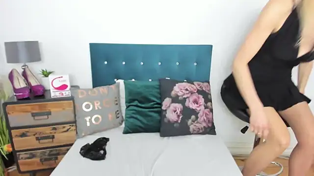 Snapshot of milfNikki chatting on March 2025 07:54:02 AM milfNikki online show from March 2025 07:54:02 AM