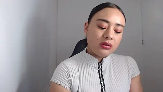 Snapshot of ReyleDoll chatting on December 2024 08:44:01 PM ReyleDoll online show from December 2024 08:44:01 PM