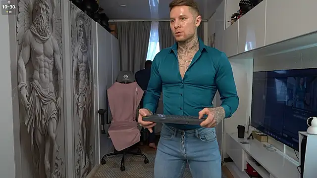 NickHOWLEN online show from February 2026 02:28:01 PM