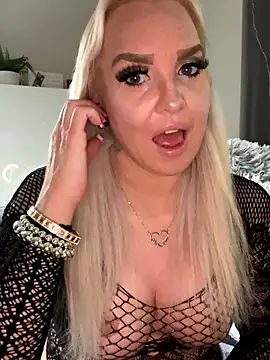 Snapshot of MIA-XXX chatting on November 2025 08:28:02 AM MIA-XXX online show from November 2025 08:28:02 AM