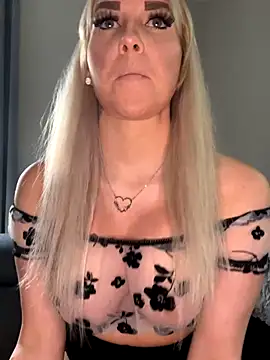 Snapshot of MIA-XXX chatting on November 2025 10:47:01 AM MIA-XXX online show from November 2025 10:47:01 AM