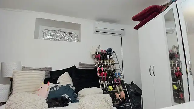 juliahayessxx online show from October 2025 07:35:02 PM