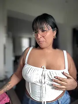 Snapshot of DannaaMeliza chatting on December 2024 01:07:02 PM DannaaMeliza online show from December 2024 01:07:02 PM