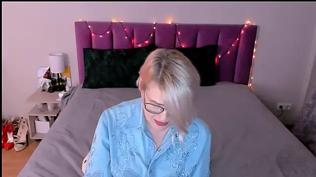 sabrinamacmarren online show from December 2025 01:52:02 PM