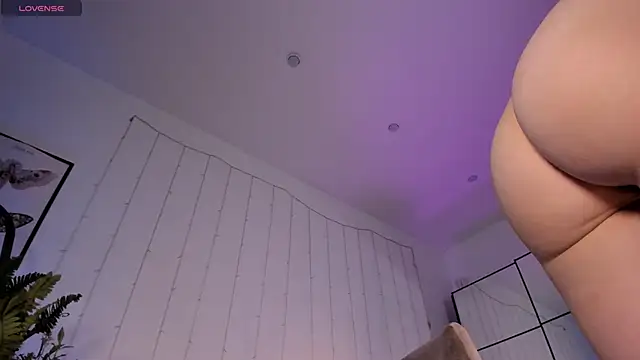 Snapshot of LilianKroft chatting on September 2025 11:43:01 AM LilianKroft online show from September 2025 11:43:01 AM