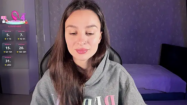 Snapshot of EllaFresh chatting on November 2025 03:47:02 PM EllaFresh online show from November 2025 03:47:02 PM