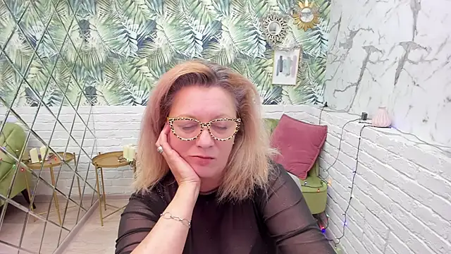 Snapshot of LeaPure chatting on January 2025 11:43:02 AM LeaPure online show from January 2025 11:43:02 AM