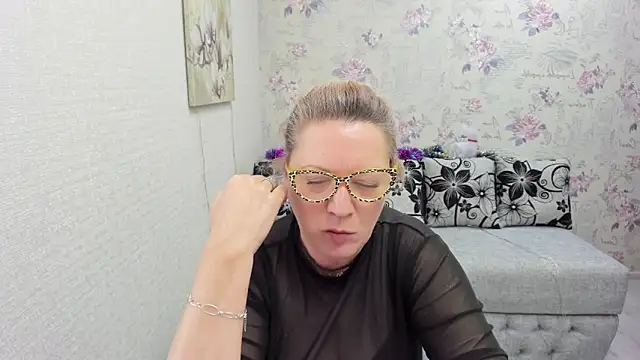 Snapshot of LeaPure chatting on January 2025 09:30:01 AM LeaPure online show from January 2025 09:30:01 AM