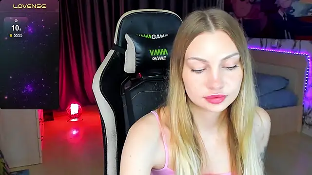 BiMolly online show from October 2025 06:31:02 PM