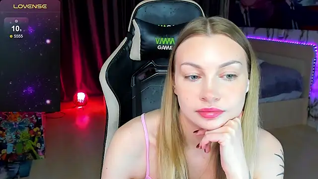 BiMolly online show from October 2025 04:46:01 PM