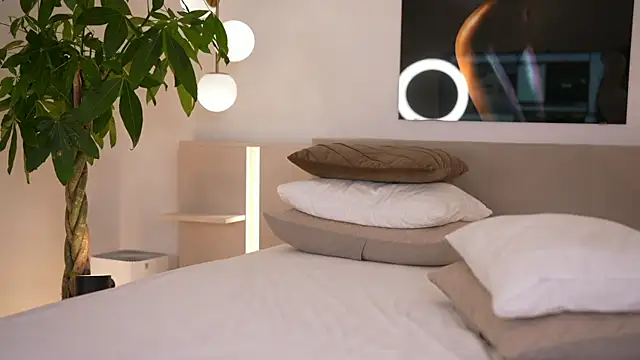 Snapshot of DoviaClaire chatting on December 2025 08:01:02 AM DoviaClaire online show from December 2025 08:01:02 AM