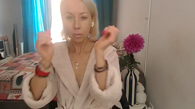 Snapshot of LuxuryNika chatting on September 2025 10:06:01 AM LuxuryNika online show from September 2025 10:06:01 AM