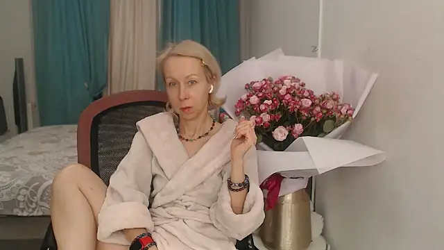 Snapshot of LuxuryNika chatting on November 2025 01:43:01 PM LuxuryNika online show from November 2025 01:43:01 PM