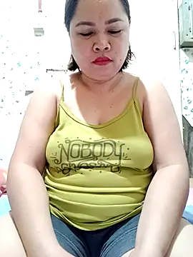 XXLorie 02 online show from October 2025 09:12:02 PM