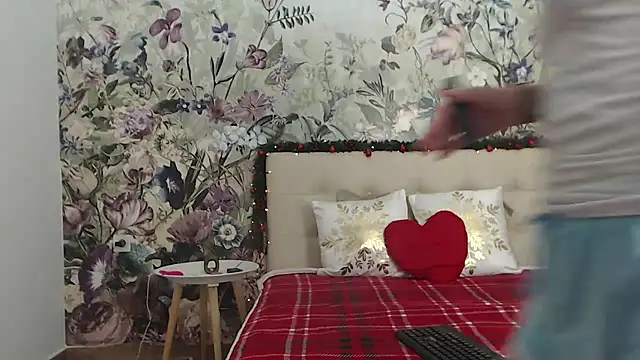 RoseDiamond06 online show from December 2025 01:29:01 PM