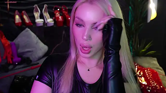 Snapshot of MistressDarsy chatting on March 2025 06:31:01 AM MistressDarsy online show from March 2025 06:31:01 AM