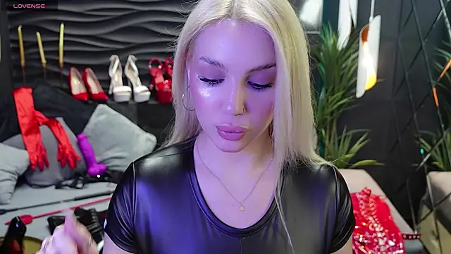 Snapshot of MistressDarsy chatting on March 2025 06:14:02 AM MistressDarsy online show from March 2025 06:14:02 AM