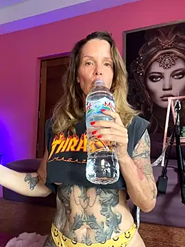 Snapshot of mommyselenafit_ chatting on September 2025 06:18:02 AM mommyselenafit online show from September 2025 06:18:02 AM