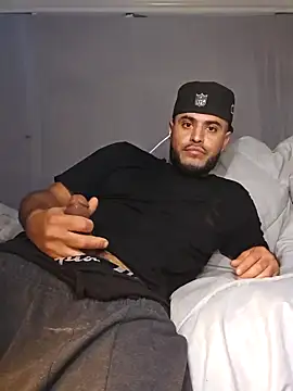 Snapshot of gardy8585 chatting on December 2024 06:53:02 PM gardy8585 online show from December 2024 06:53:02 PM